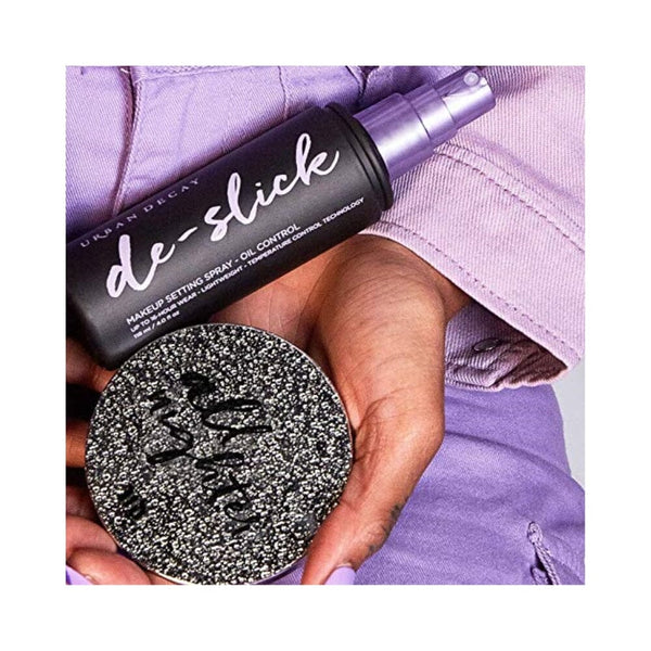 بخاخ إعداد المكياج غير اللامع للتحكم في الزيوت من أوربان ديكاي Urban Decay De-Slick Oil Control Matte Makeup Setting Spray - Travel Size - Controls Oil, Blocks Shine & Locks Makeup in Place - Oil-Free, Microfine Face Mist - 1.0 fl oz