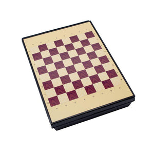لعبة شطرنج مع حية ودرج ودومنة