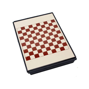 لعبة شطرنج مع حية ودرج ودومنة
