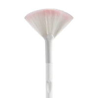 فرشاة دمج المروحة من ويت أند وايلد لأحمر الخدود وأقنعة التقشير ومقبض مريح wet n wild Fan Brush, Blending Brush for Highlighter, Blush, & Peel Masks, Ergonomic Handle