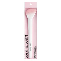 فرشاة مكياج للنحت والتظليل والمزج وألياف فائقة النعومة ومقبض مريح wet n wild Contour Brush, Makeup brush for Sculpting, Highlighting, Blending, Ultra-Plush Fibers, Ergonomic handle