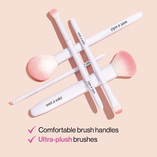 فرشاة دمج المروحة من ويت أند وايلد لأحمر الخدود وأقنعة التقشير ومقبض مريح wet n wild Fan Brush, Blending Brush for Highlighter, Blush, & Peel Masks, Ergonomic Handle