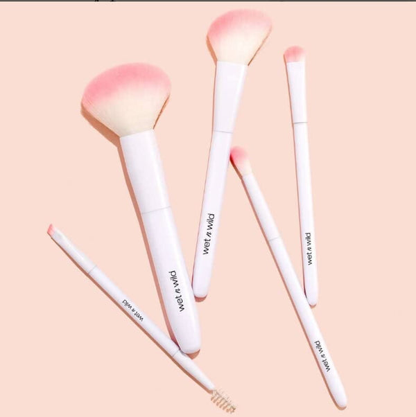 فرشاة للحواجب والقلم من ويت أند وايلد فرشاة تحديد بزاوية مسطحة للمكياج wet n wild Eyebrow and Liner Brush, Flat Makeup Angled Liner Brush, Ultra-Thin Precision, Soft Fibers