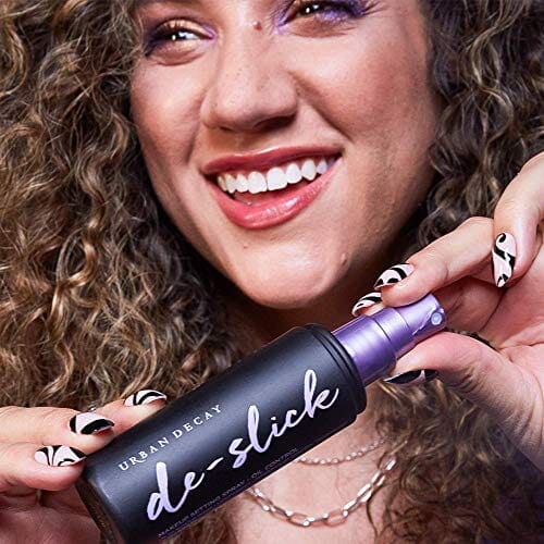 بخاخ إعداد المكياج غير اللامع للتحكم في الزيت من أوربان ديكاي Urban Decay De-Slick Oil Control Matte Makeup Setting Spray - Controls Oil, Blocks Shine & Locks Makeup in Place - Oil-Free, Microfine Face Mist - 4.0 fl. oz