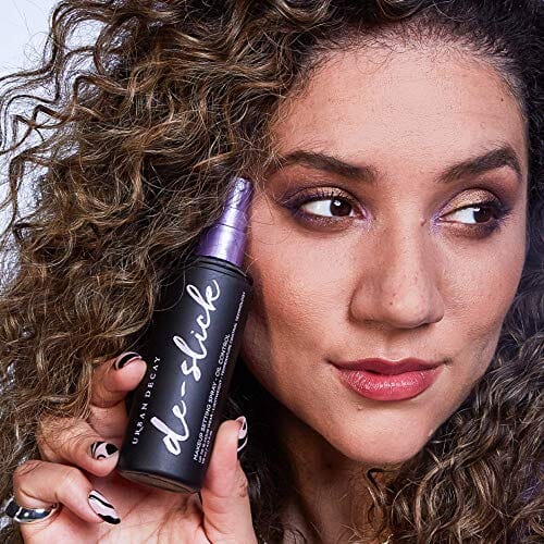 بخاخ إعداد المكياج غير اللامع للتحكم في الزيوت من أوربان ديكاي Urban Decay De-Slick Oil Control Matte Makeup Setting Spray - Travel Size - Controls Oil, Blocks Shine & Locks Makeup in Place - Oil-Free, Microfine Face Mist - 1.0 fl oz