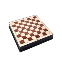 لعبة شطرنج مع حية ودرج وليدو
